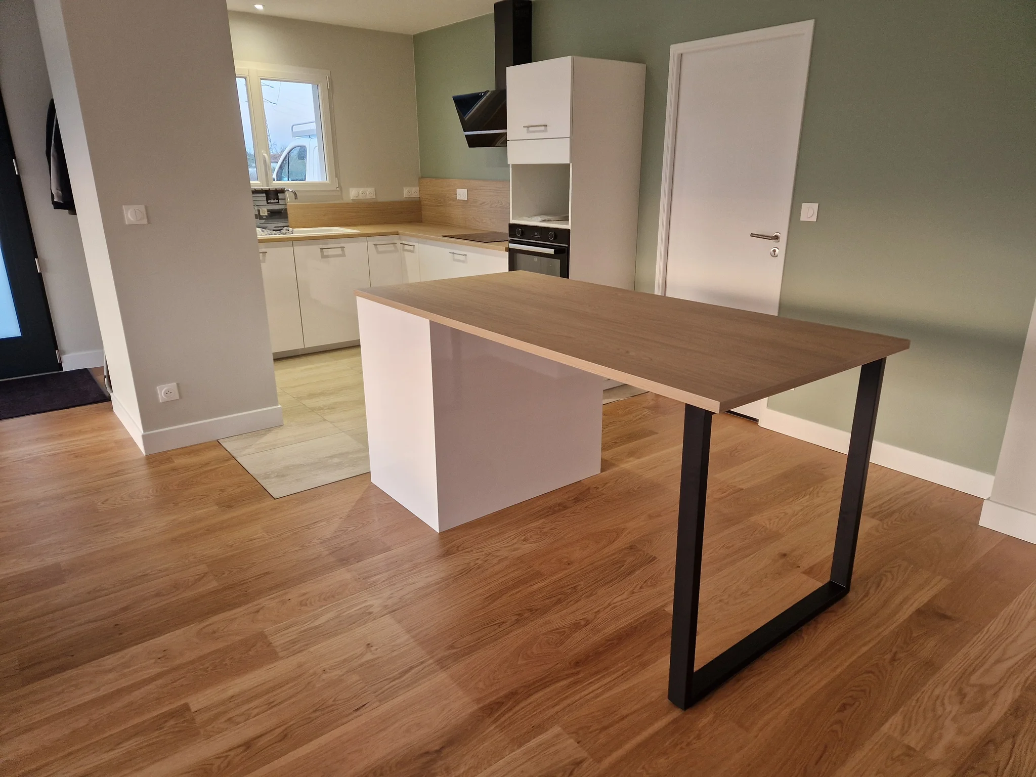 Cuisine rénovée : murs vert sauge et parquet en chêne clair