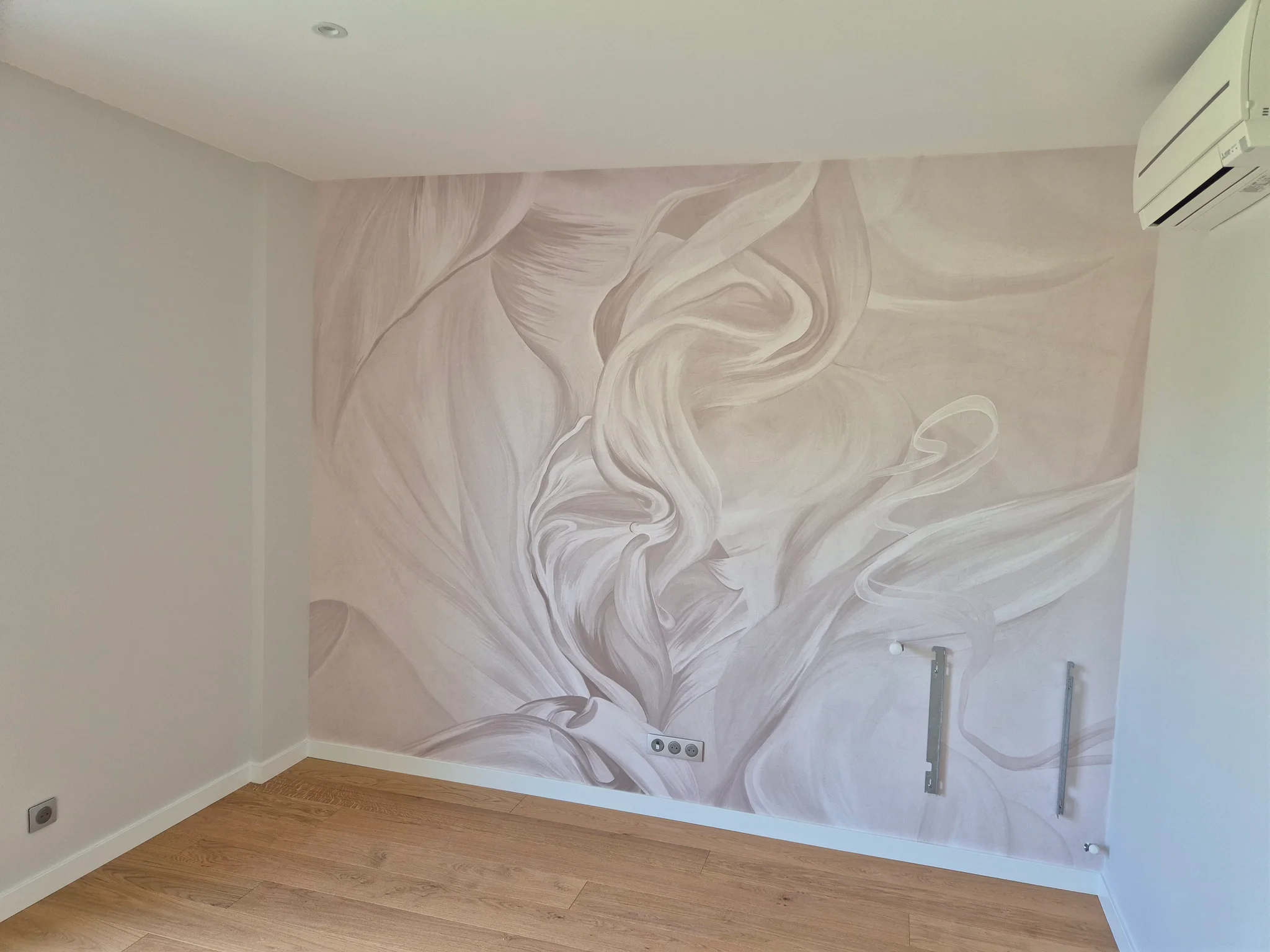 Papier peint panoramique à grandes fleurs nacrées dans une chambre