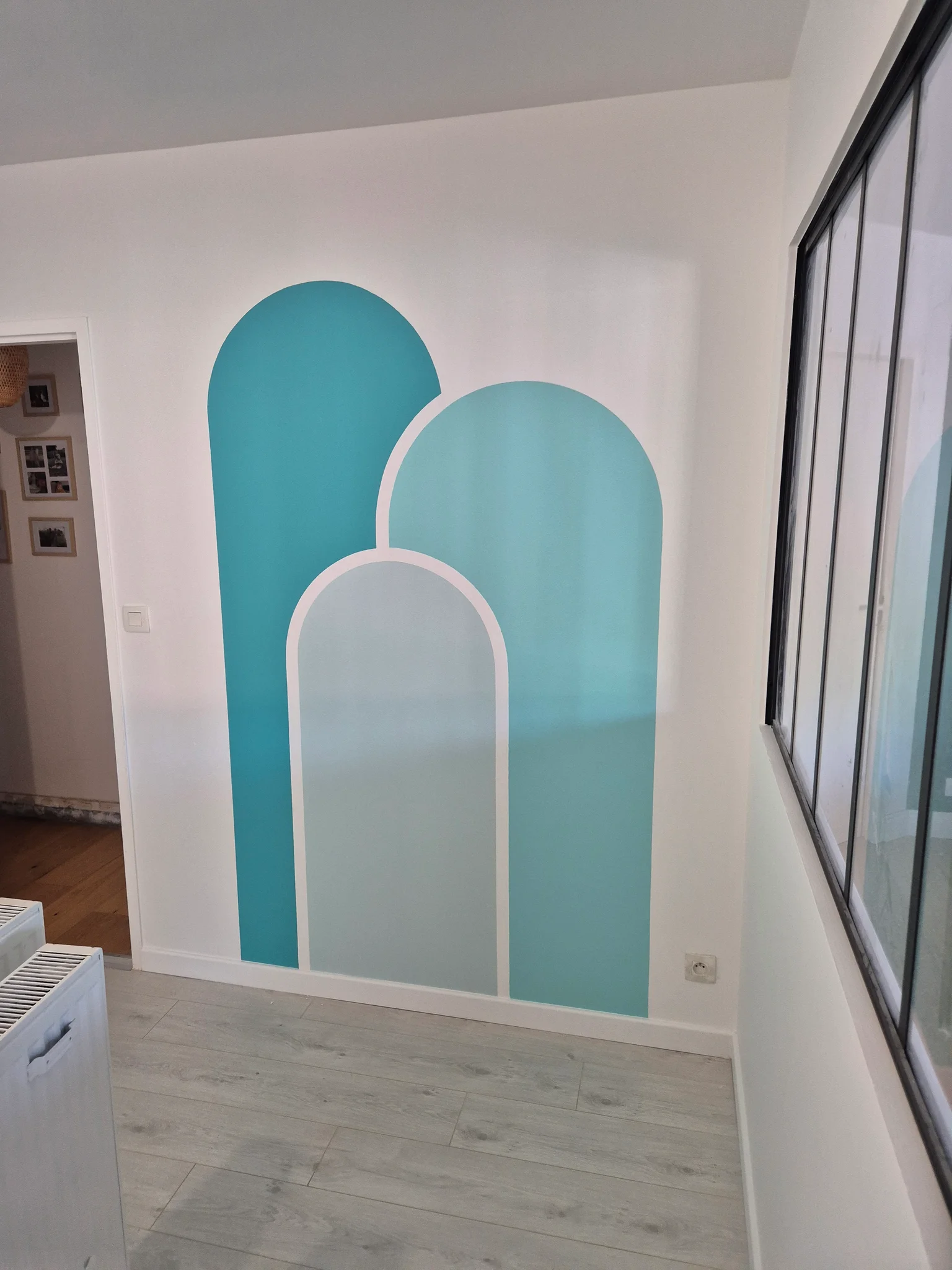 Peinture décorative en arches turquoise dans une entrée