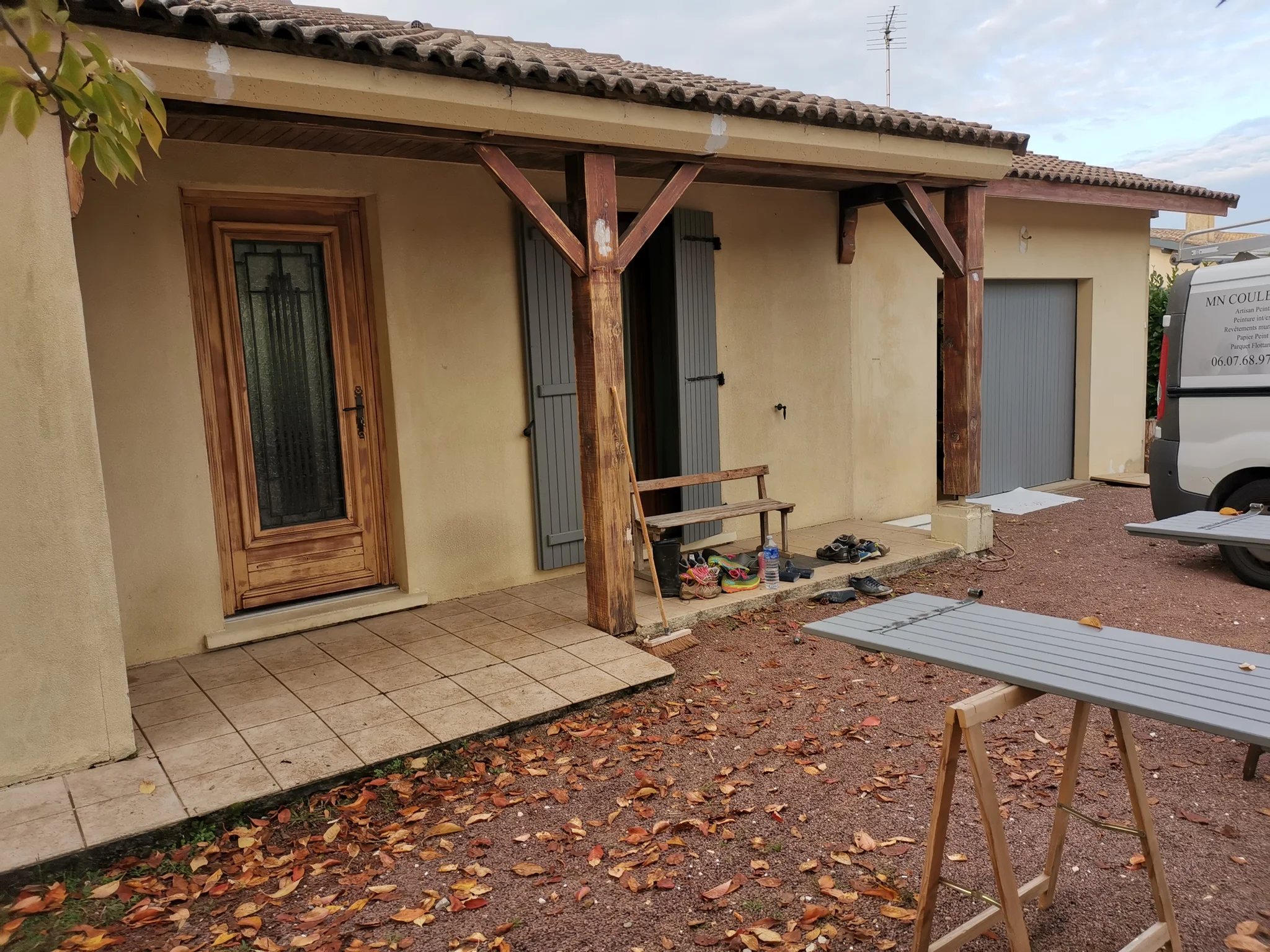 La même entrée avant travaux, avec enduit jauni et boiseries d'origine