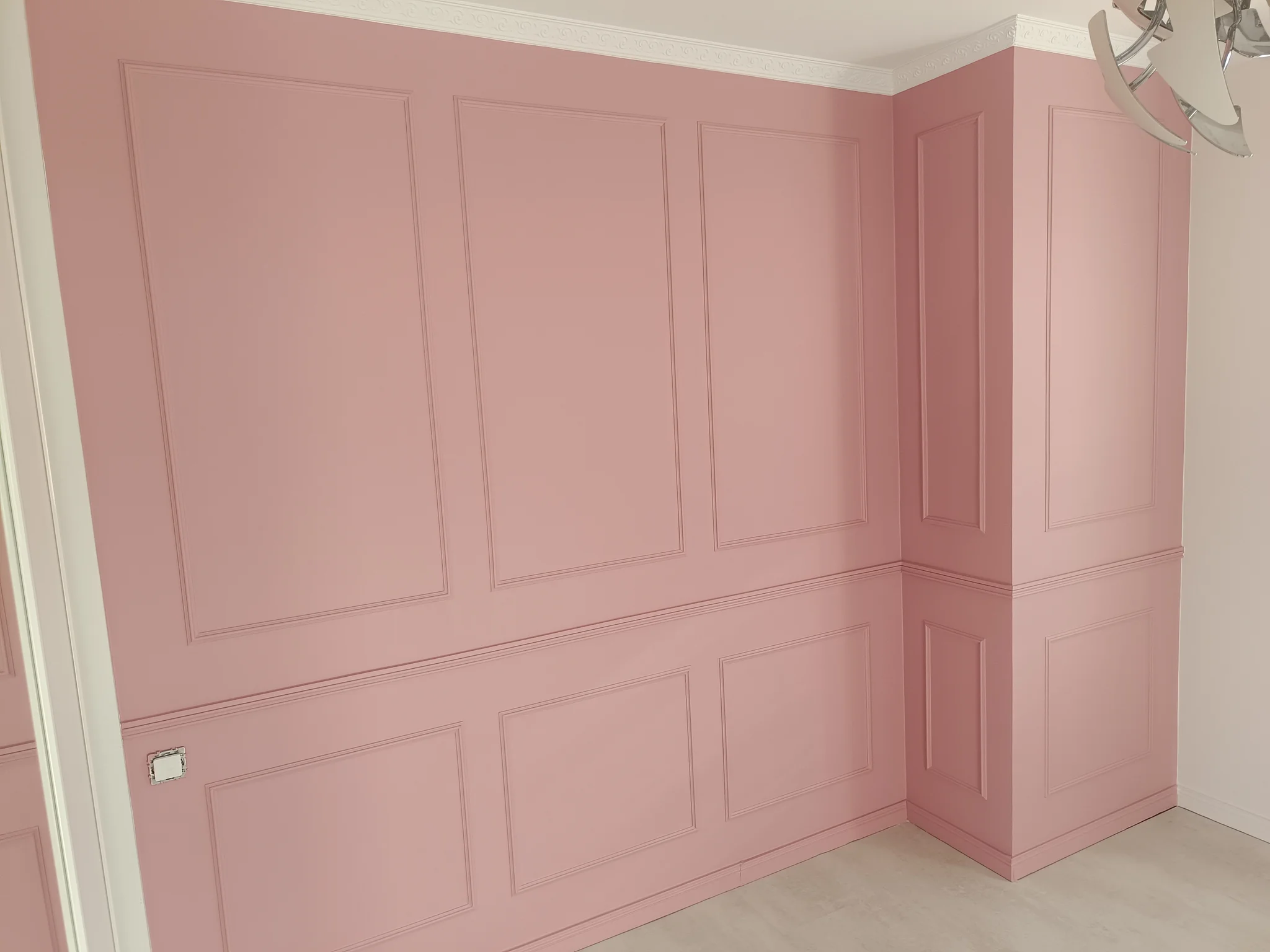 Moulures murales peintes en rose poudré dans une chambre