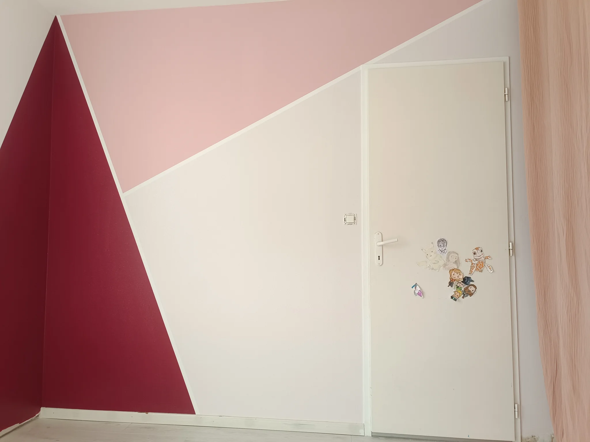 Mur de chambre peint en triangles framboise et rose
