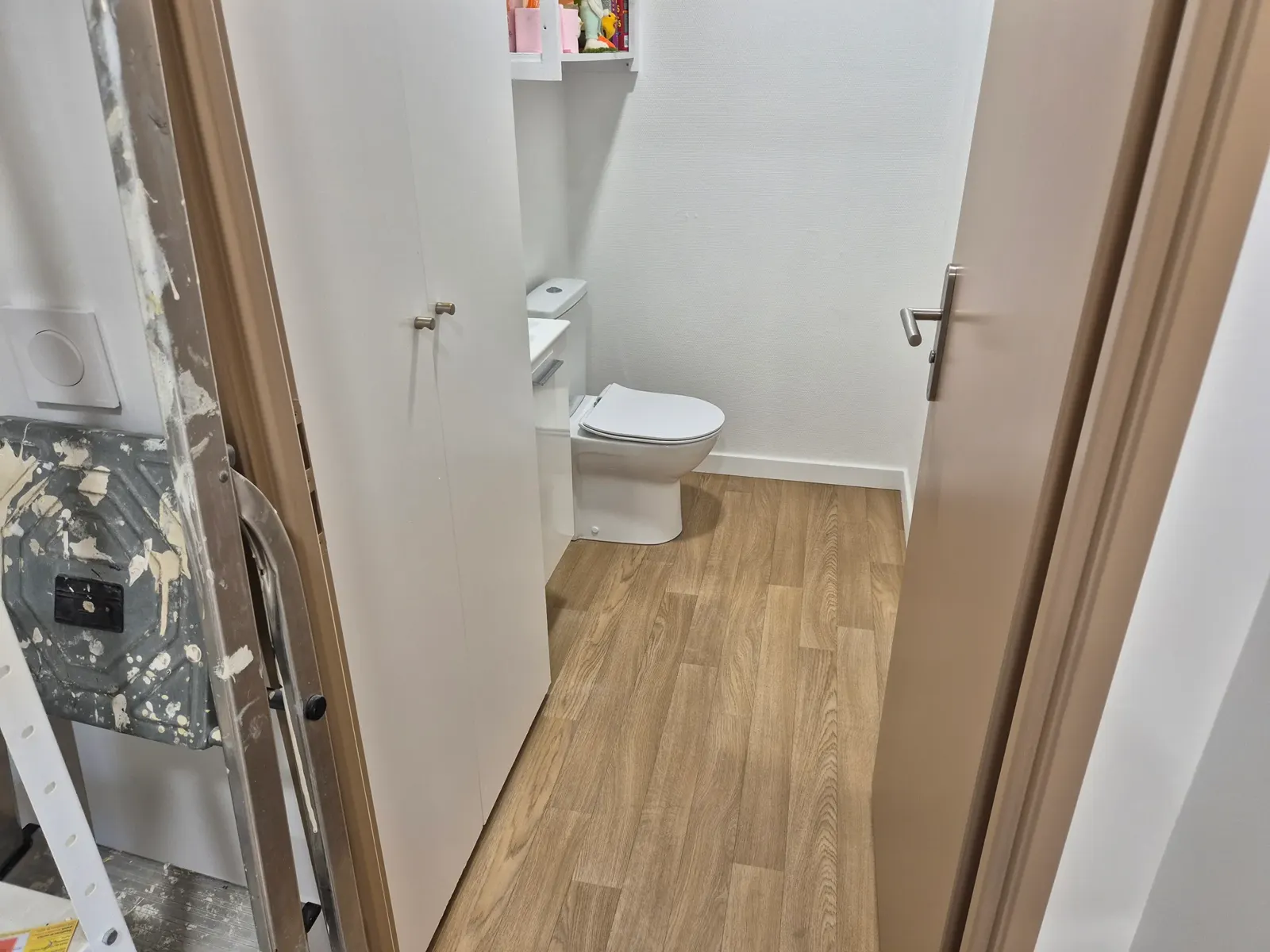 Sol souple effet bois posé dans des toilettes