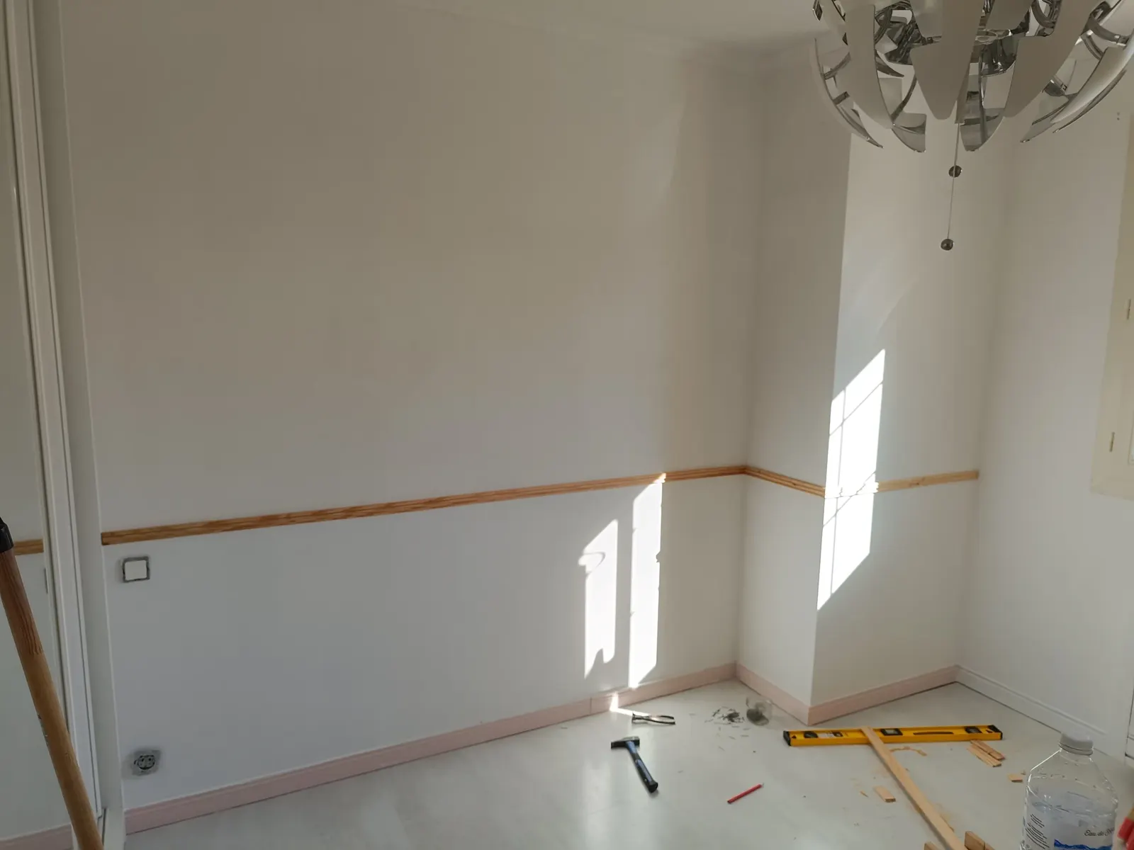 Chambre en cours de préparation des murs avant revêtement et peinture