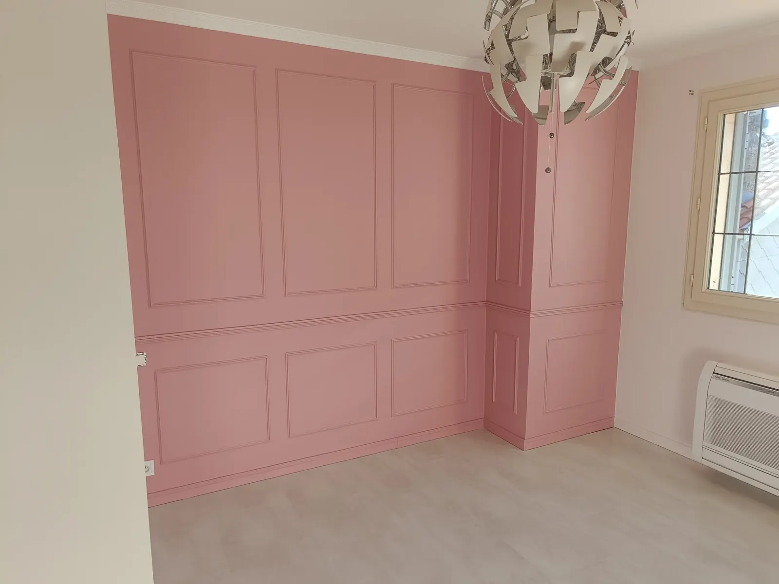 Murs de chambre repeints en rose avec moulures