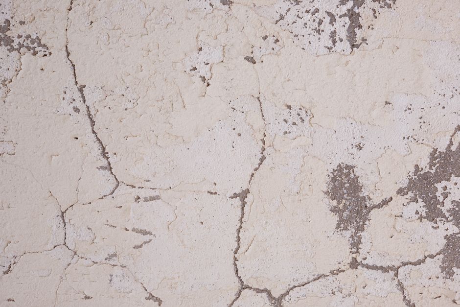 Mur fissuré et irrégulier avant rénovation