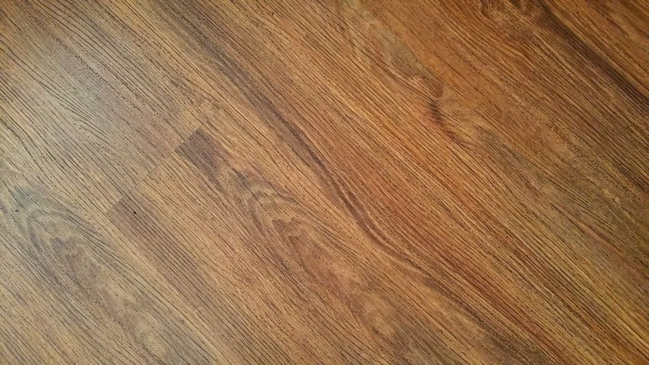 Gros plan sur une lame à décor bois aux veinages marqués