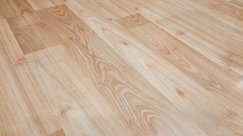 Lames vinyles à décor bois clair très réaliste