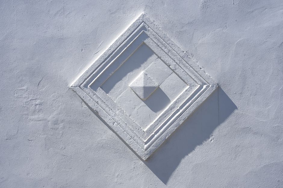 Mur blanc texturé à motif géométrique en relief