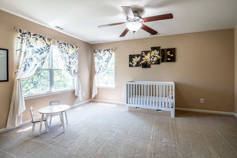 Chambre d'enfant avec moquette douce au sol